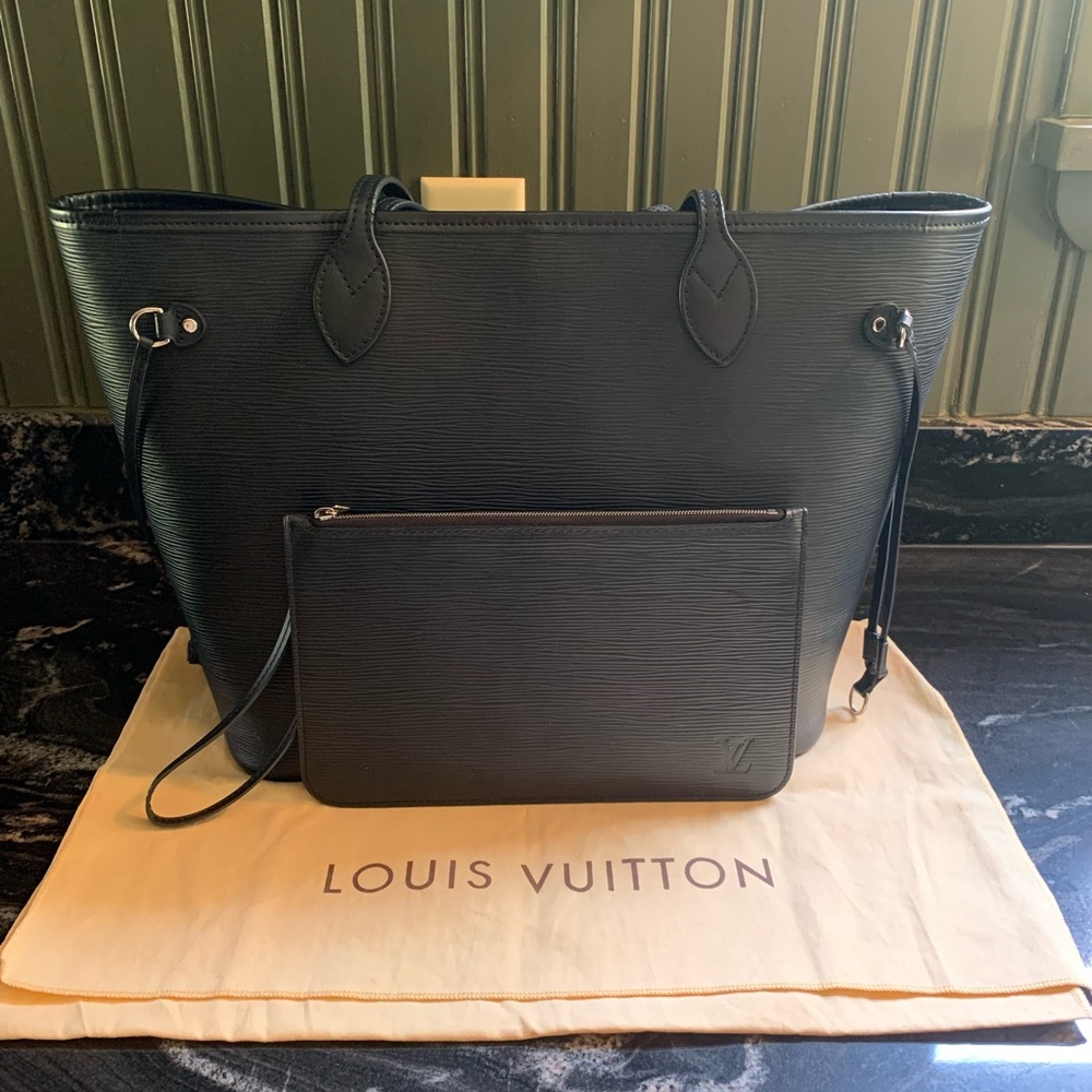 Louis Vuitton Neverfull MM in Epi Leather Black